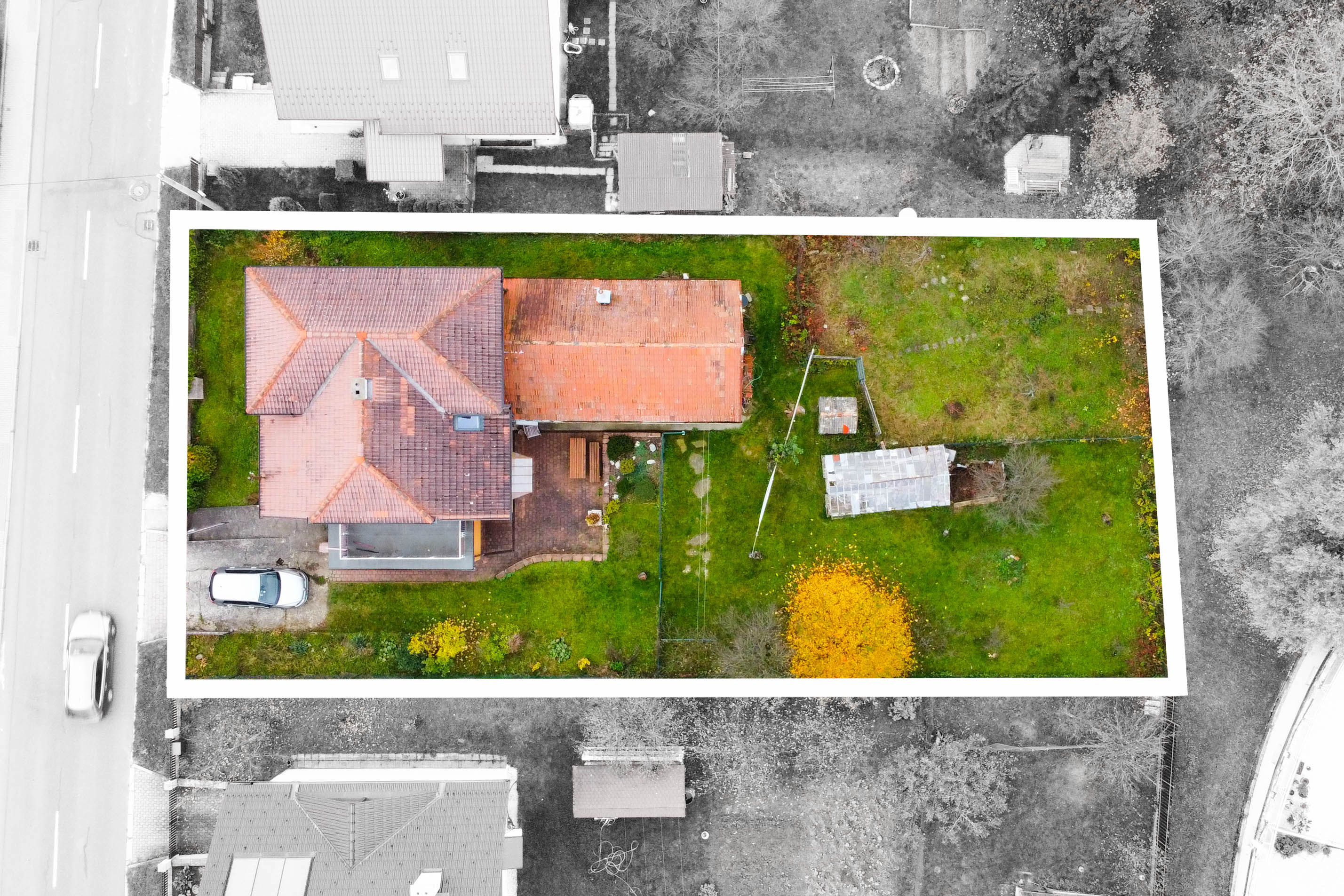 rodinný dům z dronu s vyznačením hranic pozemku
